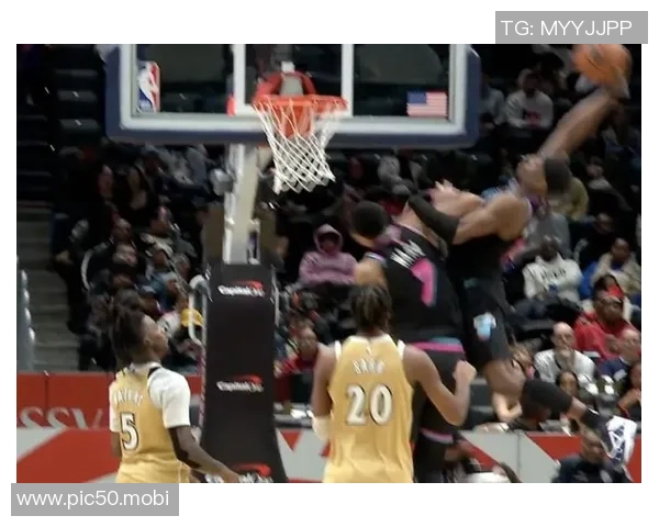 阿德巴约压着队友韦尔上演暴力补扣,目前8中6得到14分6篮板 阿德巴约压着队友韦尔上演暴力补扣,目前8中6得到14分6篮板